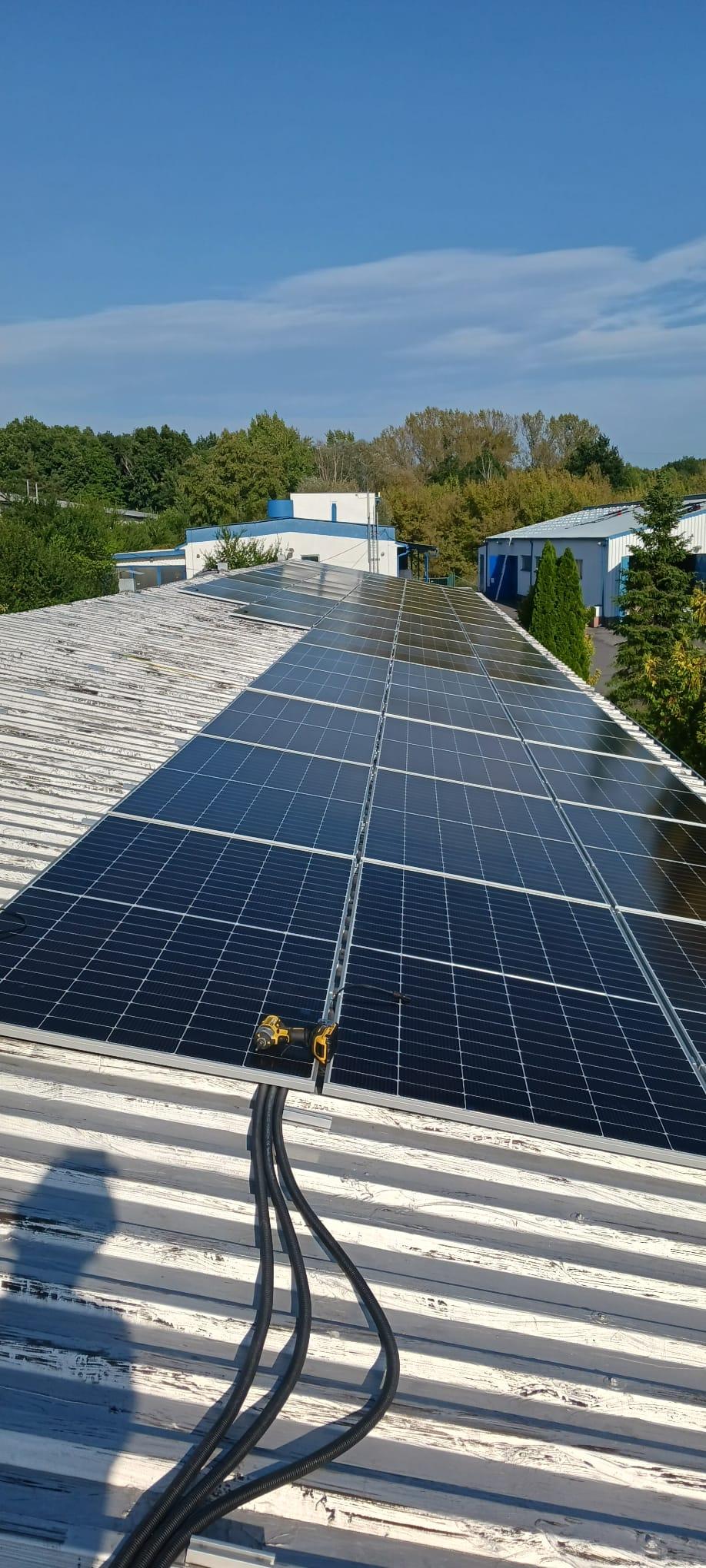 Instalace fotovoltaiky na střechách areálu firmy HOKR v Lázních Bohdaneč